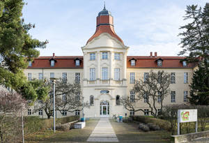 Haupteingang des früheren Rittberg-Krankenhauses, entworfen vom Architekten Theodor Thöns.