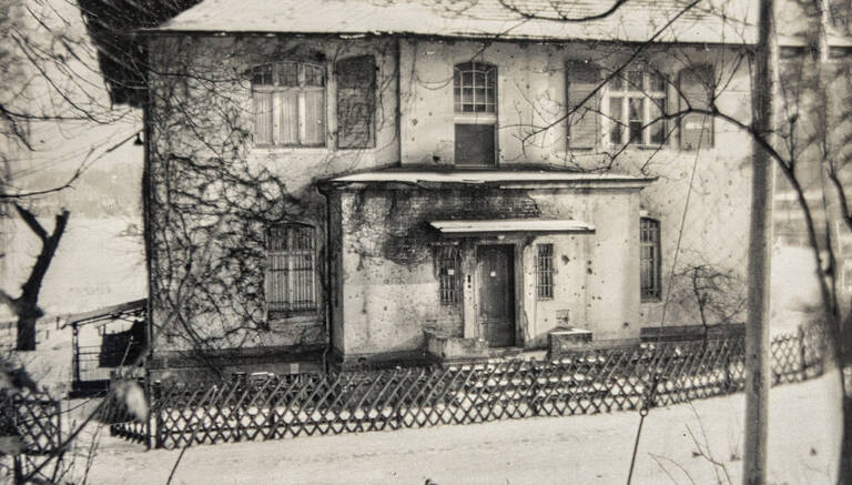 Die Villa in den Nachkriegsjahren mit deutlich sichtbaren Einschusslöchern. Foto: Privat