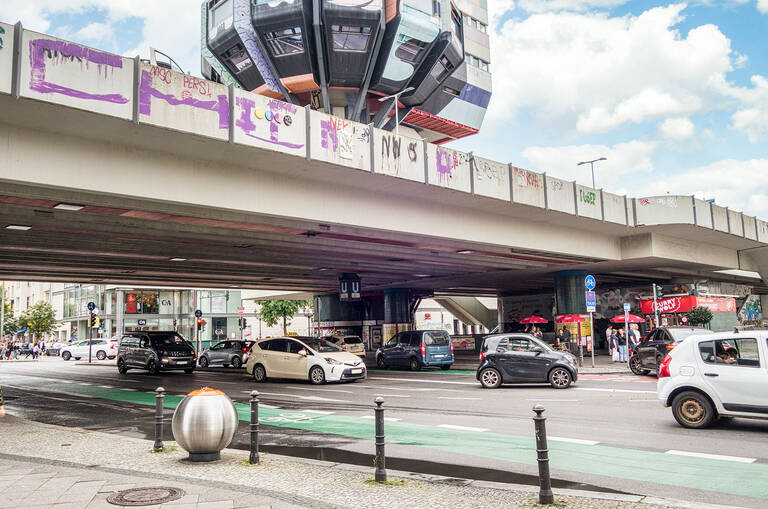 Joachim-Tiburtius-Brücke über der Schloßstraße.