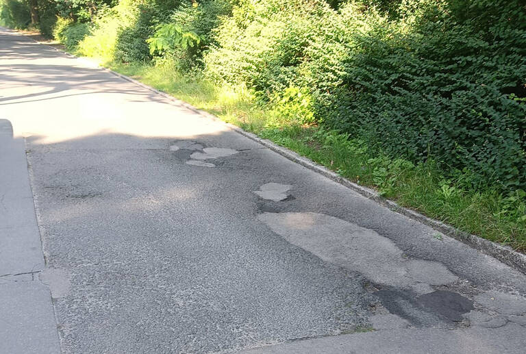 Sanierungsbedürftig: Der Quermatenweg.  Foto: Straßen- und Grünflächenamt Steglitz-Zehlendorf