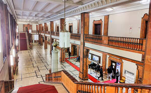 Das Foyer im Rathaus Schöneberg diente auch schon der Serie Babylon Berlin als Kulisse.