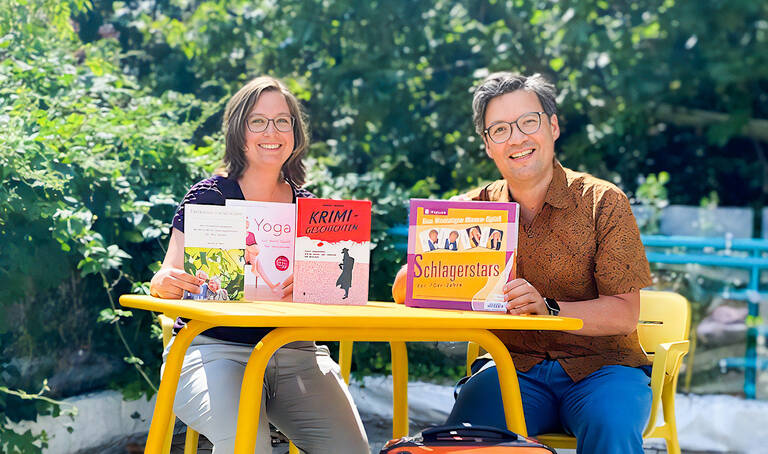 Von links nach rechts: Miriam Sammet, Leitung der Zentralen Einarbeitung, Dr. Boryano Rickum, Leitung der Stadtbibliothek Tempelhof-Schöneberg. Foto: BA TS