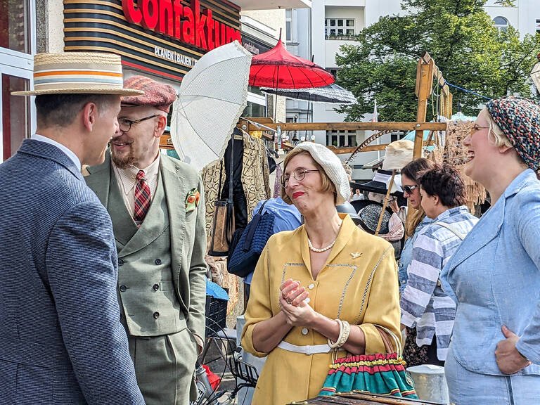 Besucherinnen und Besucher kommen im Stil unterschiedlicher Epochen. Foto: oldthing.de