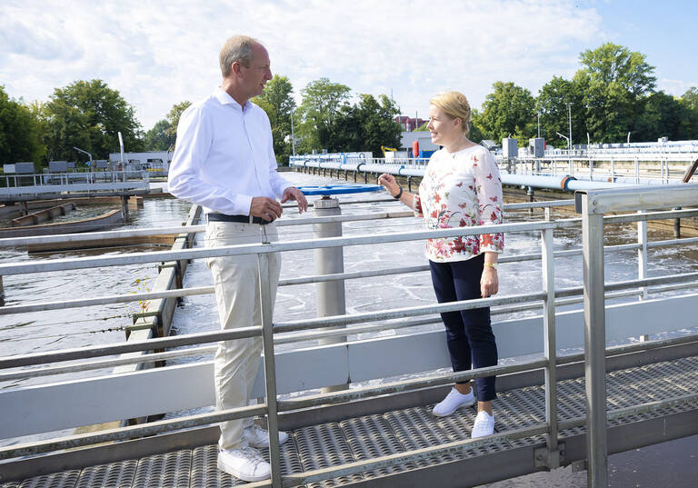 Wirtschaftssenatorin Franziska Giffey und Prof. Dr. Christoph Donner, Chef der Wasserbetriebe, bei der Pressekonferenz zum Baustart in Ruhleben. Foto: Berliner Wasserbetriebe