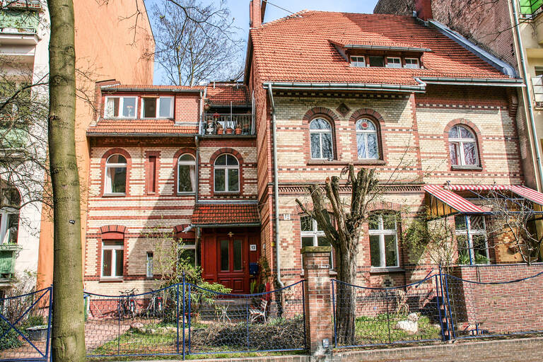 Eines der verbliebenen Landhäuser Friedenaus steht in der Niedstraße 13.