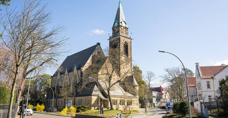 In der Grunewaldkirche diskutieren Bischof Dr. Christian Stäblein, Ex-Fußballnationalspieler Arne Friedrich und Deutschlands erste Digitalpfarrerin Theresa Brückner.