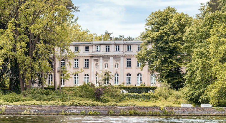 Haus der Wannsee-Konferenz vom Wannsee aus gesehen.