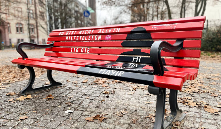 Neue rote Bänk am Nikolsburger Platz. Foto: BACW