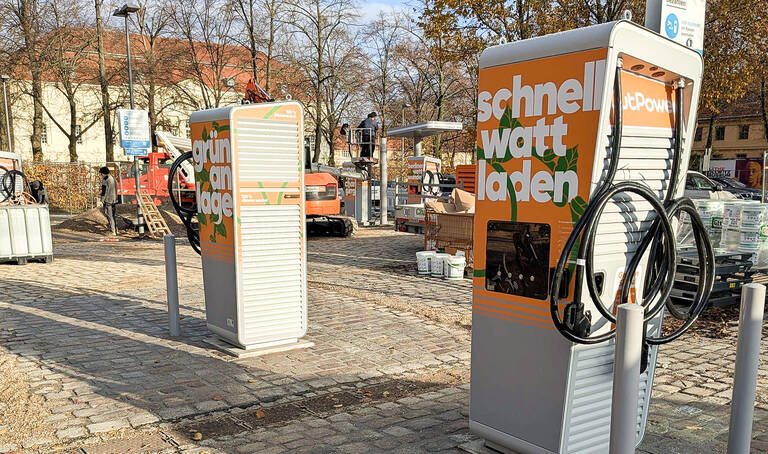 Mit den Ladestationen vor dem Schloss wird die E-Mobilität gefördert. Foto: SPSG