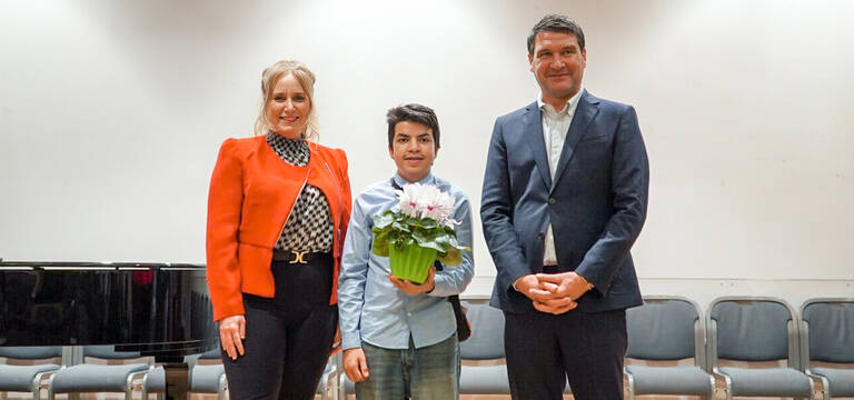 Gewinner des Integrationspreises Faisal Ahmadi (Mitte) neben Kirstin Bauch und dem Integrationsbeauftragten Cem Gömüsay. Foto: BACW.