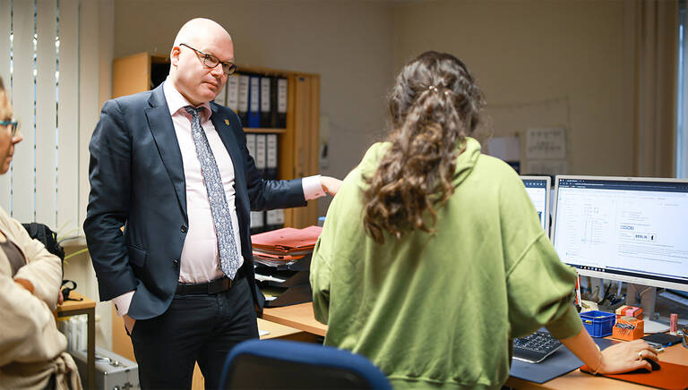 Bezirksstadtrat Richter im Gespräch mit Mitarbeitenden über die Einführung der E-Akte. Foto: BA SZ