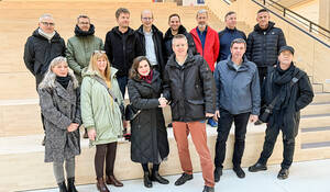 Bezirksstadträtin Eva Majewski und Bezirksstadtrat Tobias Dollase (mittig) mit Mitarbeitenden der Serviceeinheit Facility Management und dem Schul- und Sportamt sowie Vertretern der Gustav-Heinemann-Oberschule. Foto: BA TS