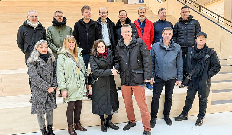 Bezirksstadträtin Eva Majewski und Bezirksstadtrat Tobias Dollase (mittig) mit Mitarbeitenden der Serviceeinheit Facility Management und dem Schul- und Sportamt sowie Vertretern der Gustav-Heinemann-Oberschule. Foto: BA TS