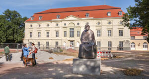 Bronzeplastik von Käthe Kollwitz vor dem Theaterbau mit dem gleichnamigen Museum.