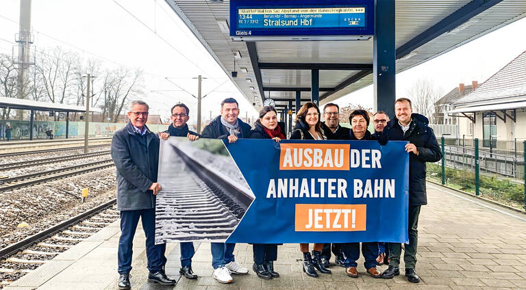 Unterzeichnende der Anhalter Bahn Erklärung v.l.n.r. Andreas Igel, Bürgermeister Stadt Ludwigsfelde; Stefan Scheddin, Bürgermeister Nuthe-Urstromtal; Arne Raue, Bürgermeister Jüterbog; Eva Majewski, Stadträtin Tempelhof-Schöneberg; Doreen Boßdorf, Bürgermeisterin Niedergörsdorf; Ronny Haase, Bürgermeister Trebbin; Elisabeth Herzog-von der Heide, Bürgermeisterin Luckenwalde; Robert Gottlick, stellv. Bürgermeister Zossen; Patrick Steinhoff, Bezirksstadtrat Steglitz-Zehlendorf. Foto: complan Kommunalberatung