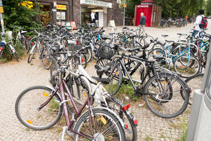 Fahrräder am S-Bahnhof Zehlendorf.