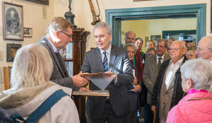 Bezirksstadtrat Frank Mückisch überreicht das Original der „Krummen Lanke“ an Matthias Aettner, Vorsitzender des Heimatvereins Zehlendorf.