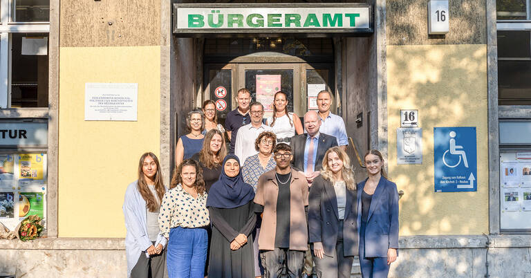 Gruppenfoto vor dem Bürgeramt. Foto: BA SZ