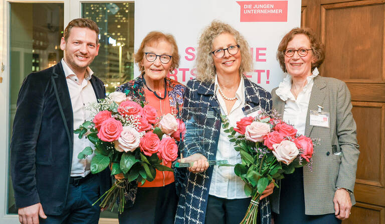 v.l.n.r.: Sebastian Pleschinger, Regionalkreisvorsitzender der Familienunternehmer Berlin mit Roswitha Knauer, Preisträgerin Alexandra Knauer und Vorstandsmitglied der Familienunternehmer Sylvia Maria von Stieglitz. Foto: DIE FAMILIENUNTERNEHMER/Laura Dahrendorf