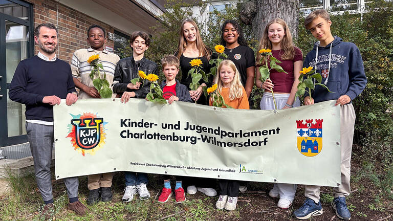 Das neu gewählte Kinder- und Jugendparlament - von links: Pietro Deligio (Leiter der Geschäftsstelle KJP), David Adekunle, Connor Dähn, Henri Henkommer, Luiza, Ida-Marie Avemark (vorne), Pauline Aman, Zoe Neugebauer und Juri Ciesinger. Foto: KJP