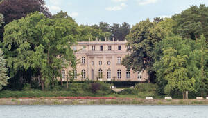 Das Haus der Wannsee-Konferenz mit dem Garten, in dem eine neue Ausstellung gezeigt wird.