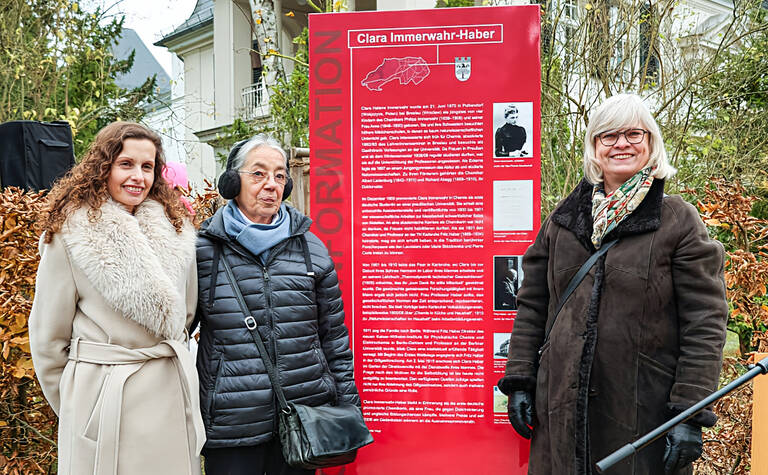 v.l.n.r. Geschäftsführende Direktorin des Fritz-Haber-Instituts Prof. Dr. Beatriz Roldán Cuenya, Wissenschaftshistorikerin Prof. Dr. Annette Vogt, Bezirksstadträtin Cerstin Richter-Kotowski. Foto: BA SZ