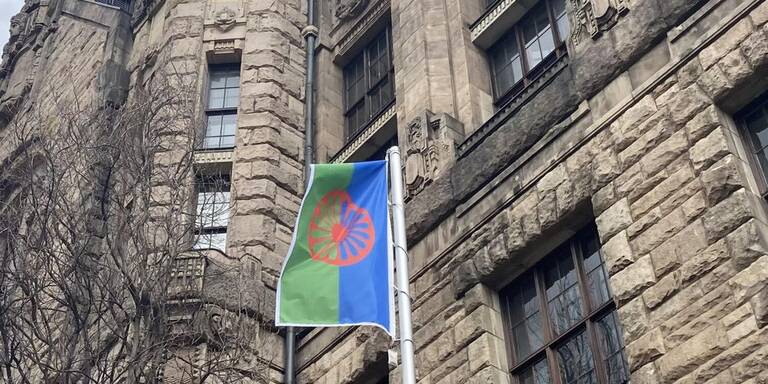 Roma-Flagge vor dem Rathaus Charlottenburg  Bild: BACW