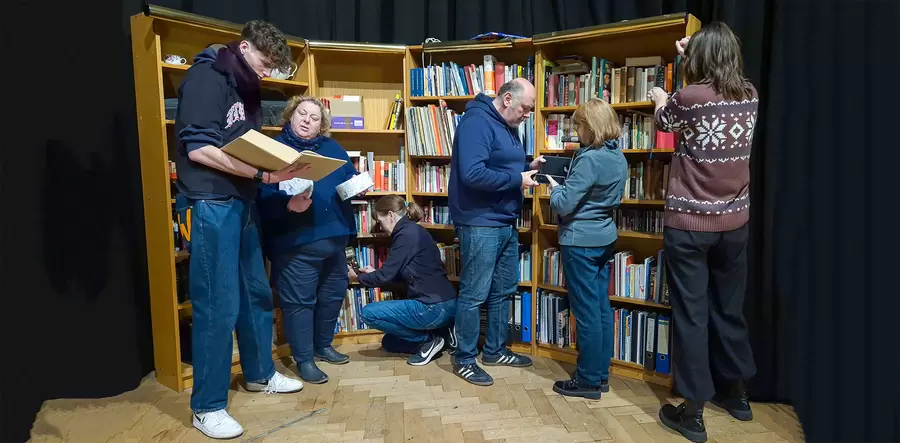 Der Escape Room wird nach Hinweisen abgesucht. Foto: Martin Schienbein